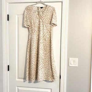 Ann Taylor women’s size 6 Leopard print midi dress, v-neck, buttons on t…